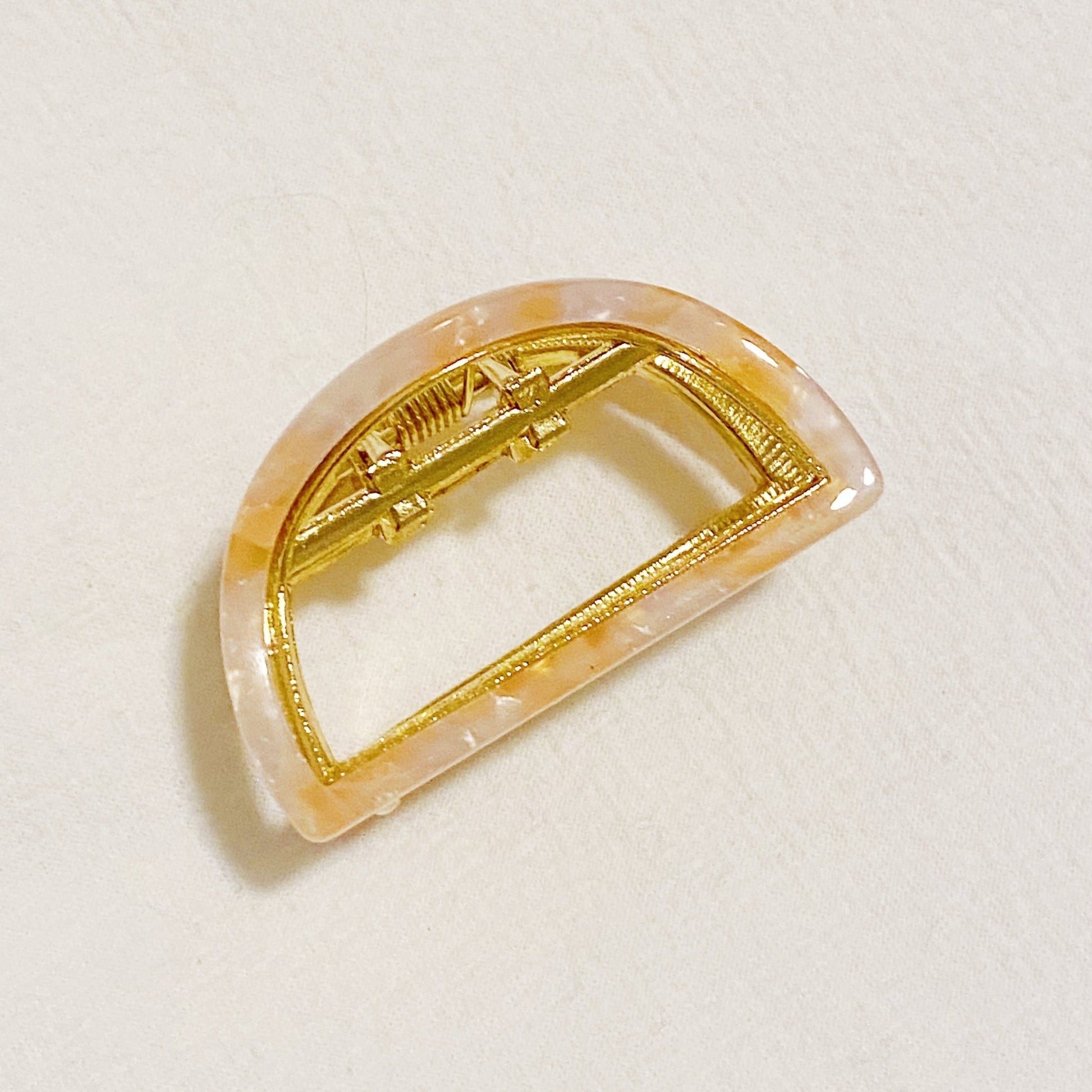 Stylish Outlined Hair Claw - AGB LuxeDrop