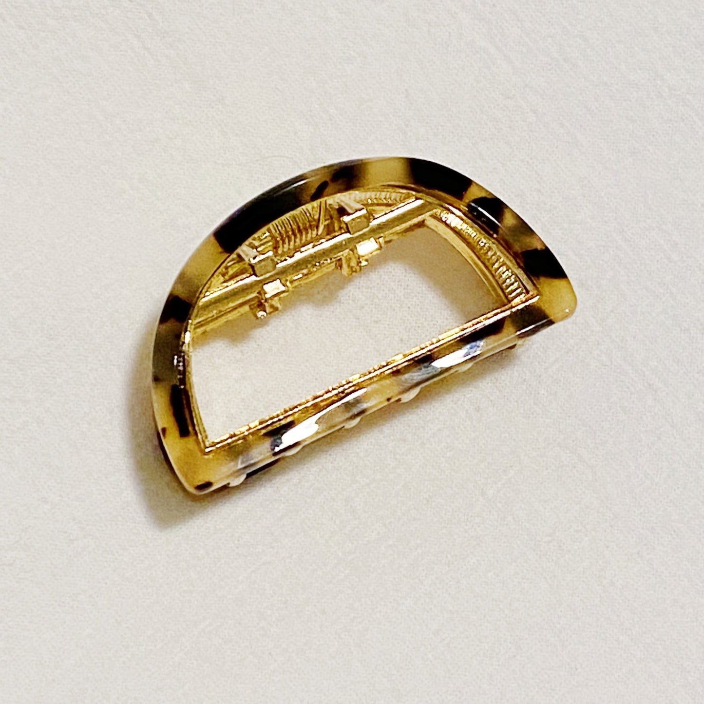 Stylish Outlined Hair Claw - AGB LuxeDrop